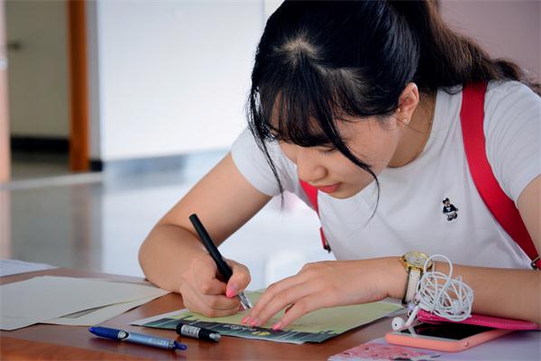 新闻学院创新工作方式喜迎133名新生