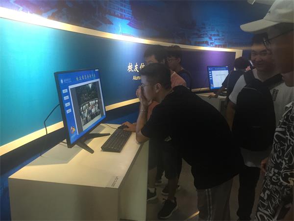 新闻学院开展2018级新生“校史第一课”主题活动