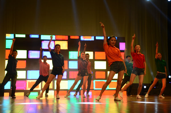 新闻学院“凤凰花开”送毕业生晚会暨院庆十周年晚会精彩绽放