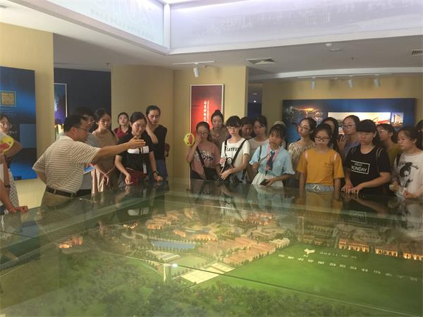 新闻学院开展2018级新生“校史第一课”主题活动