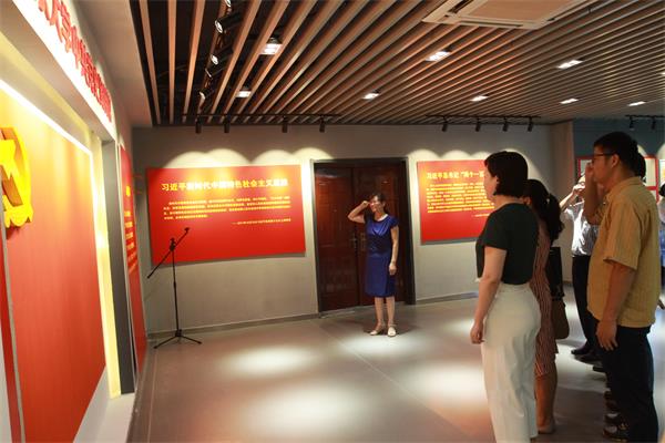 新闻学院举行“追思先烈、铭记党史”主题教育活动