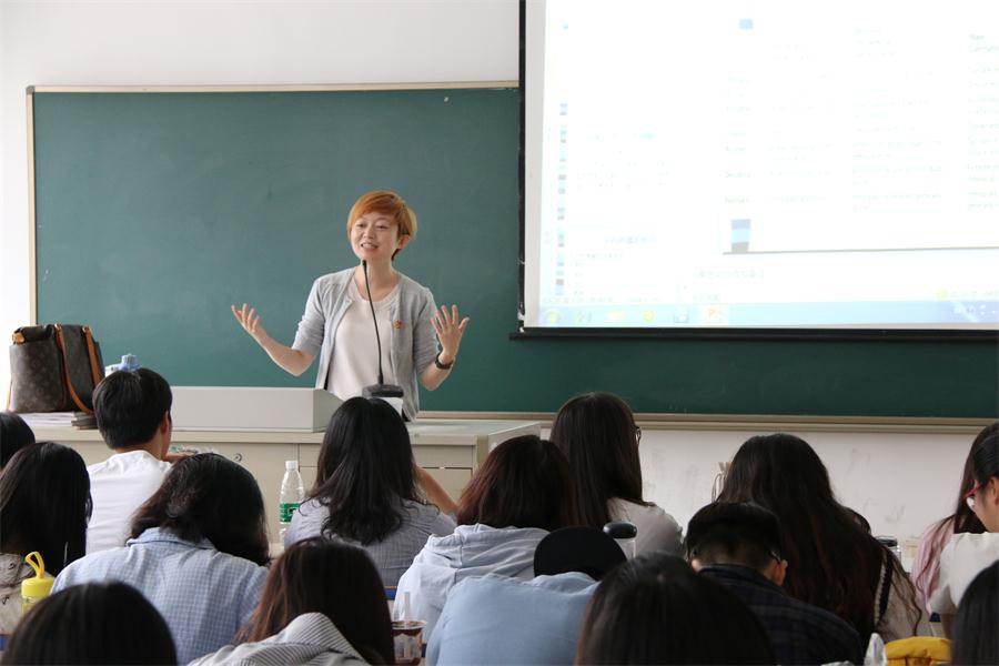 新闻学院举办“教师党员示范课”