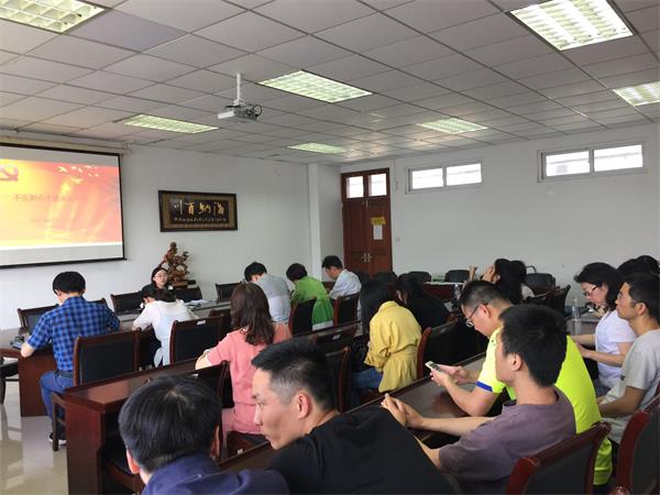新闻学院教工党支部举办“不忘初心才能永远年轻”党课
