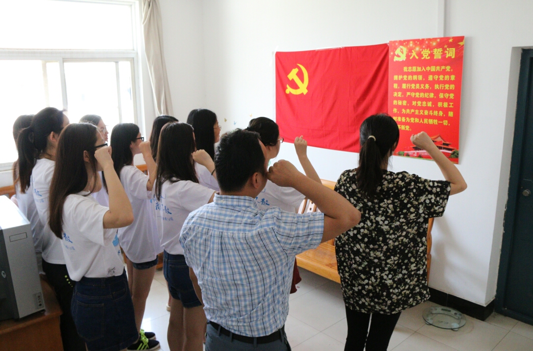 新闻学院以重温入党宣誓仪式送别毕业生党员