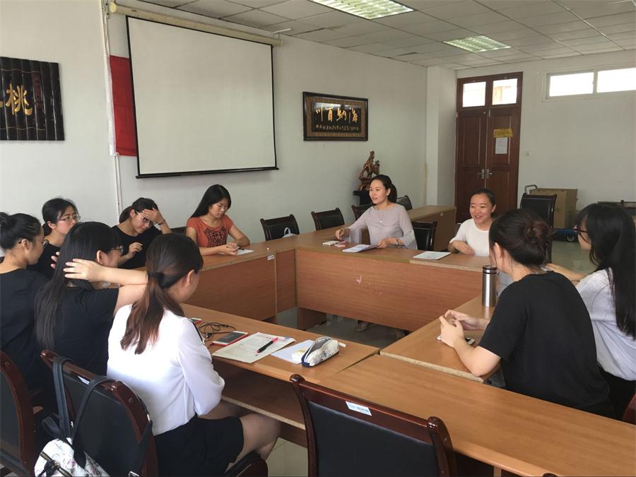 新闻学院本科生党支部召开“学习系列讲话,强化四个意识”学习讨论会