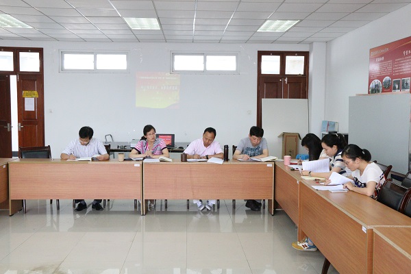 新闻学院举行“树立规矩意识,加强纪律建设”专题学习讨论会